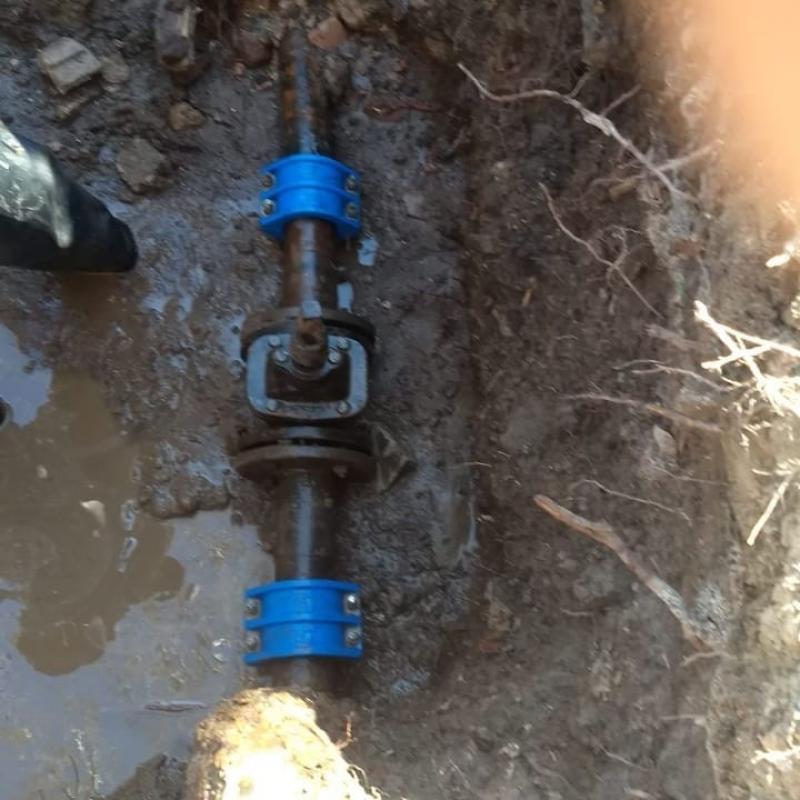 Trabajos de mantenimiento sobre la red de agua en La Plata