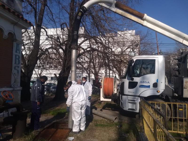 Recambio de una bomba en la Estación de Líquidos Cloacales en La Plata