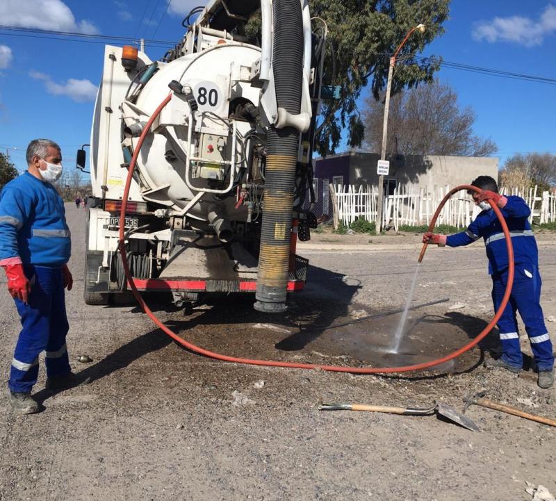 Trabajos de desobstrucción en la red cloacal en Patagones