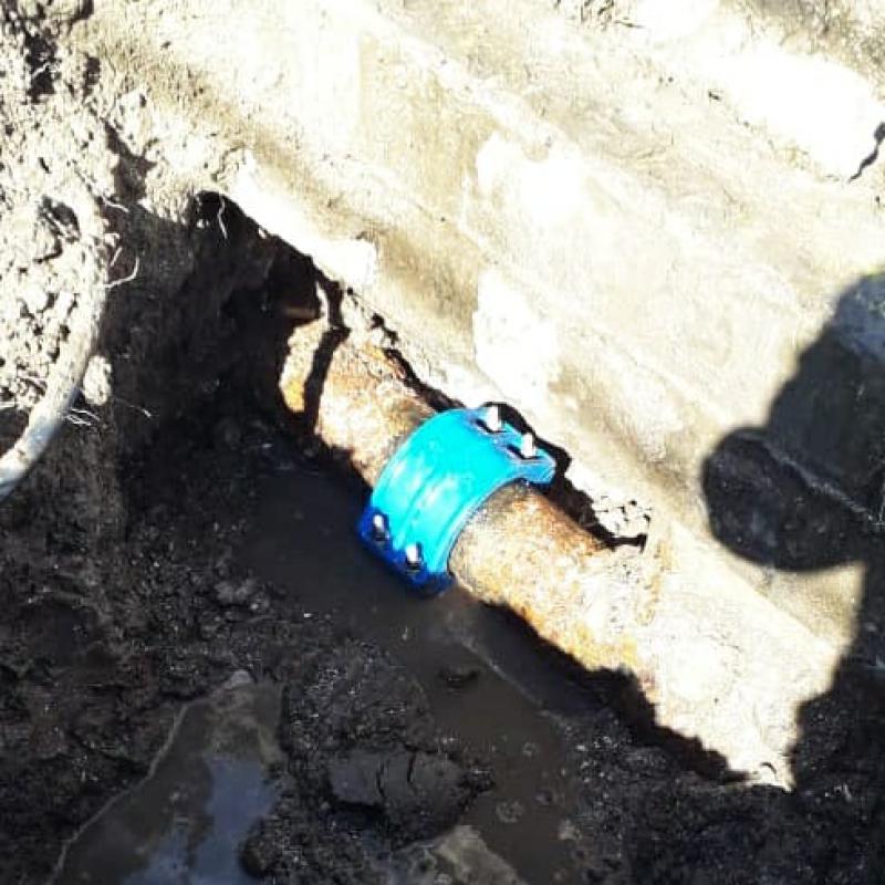 ABSA reparó una cañería de agua en Berisso