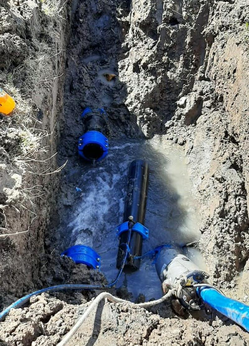 Punta Lara: recambio de válvula en la red de agua