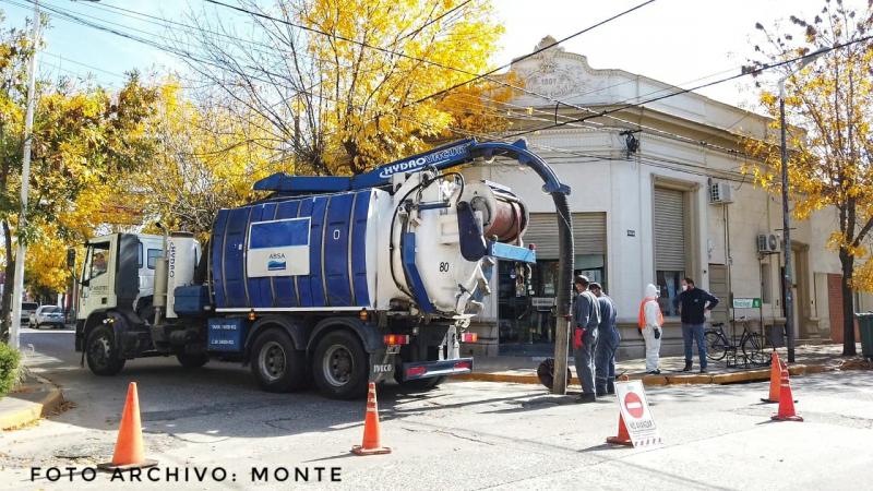 Tareas de mantenimiento sobre la red de cloacas en San Miguel del Monte