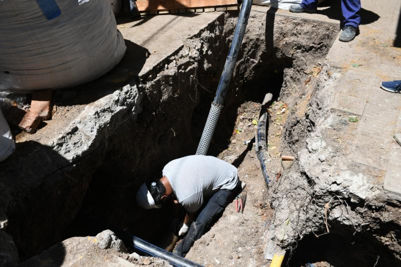 ABSA continúa con el recambio de cañerías en La Plata