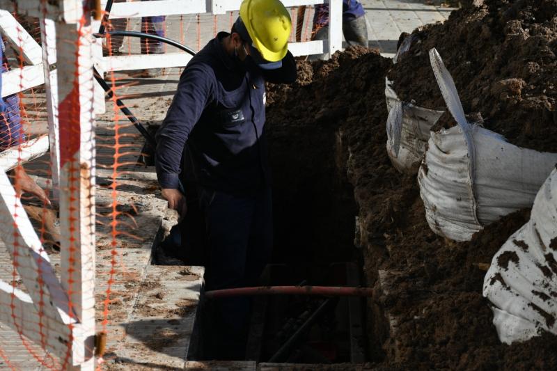 Avanza el recambio de cañerías de la red de agua en La Plata