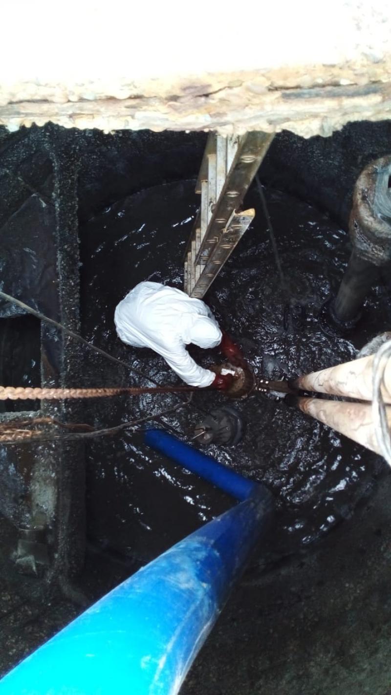 reemplazo de una bomba en la Estación Elevadora de Líquidos Cloacales en Mayor Buratovich