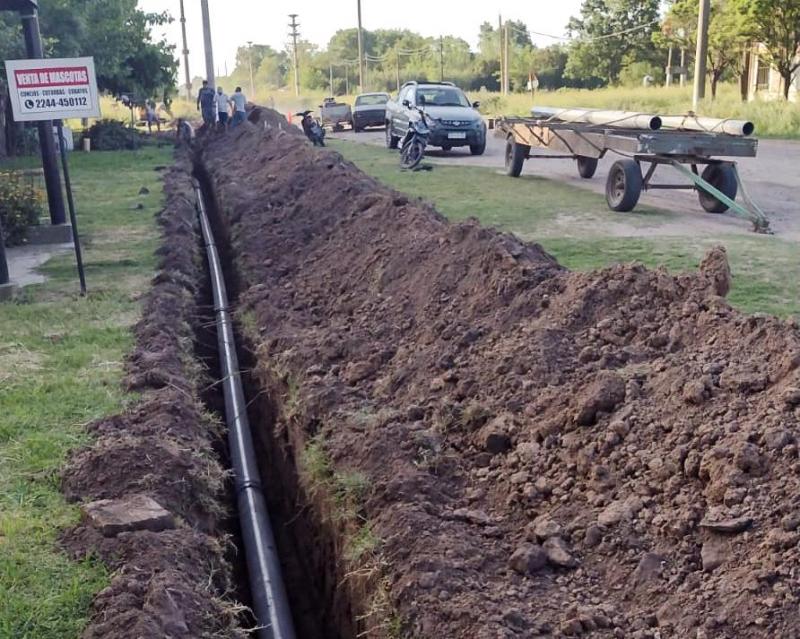 ABSA realiza tareas de empalmes en la obra de ampliación de la red de agua en Las Flores