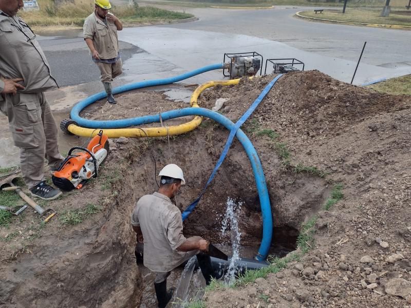 ABSA finalizó las tareas de empalme entre el refuerzo y la red existente de agua en Las Flores