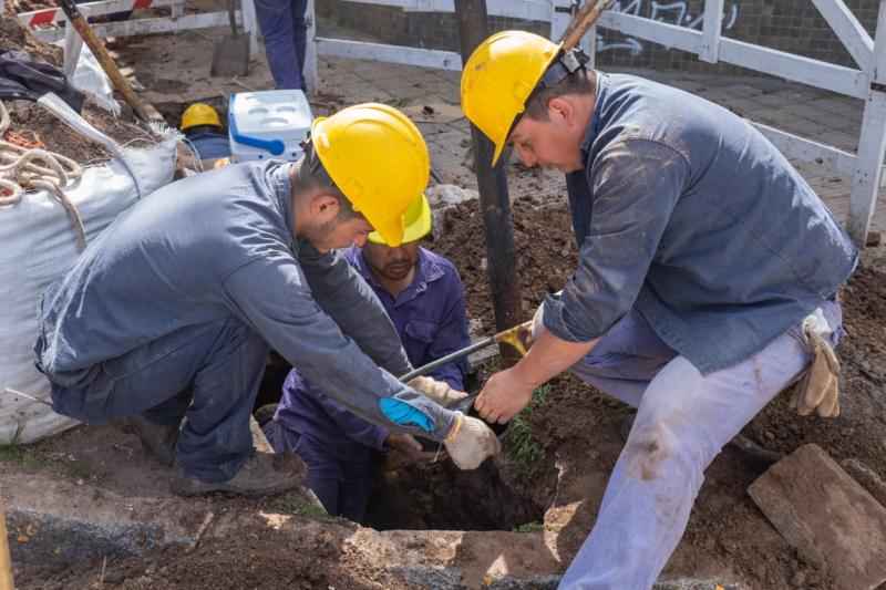 Recambios de cañerías, tareas de mantenimiento y reparaciones de sobre el servicio de agua en La Plata