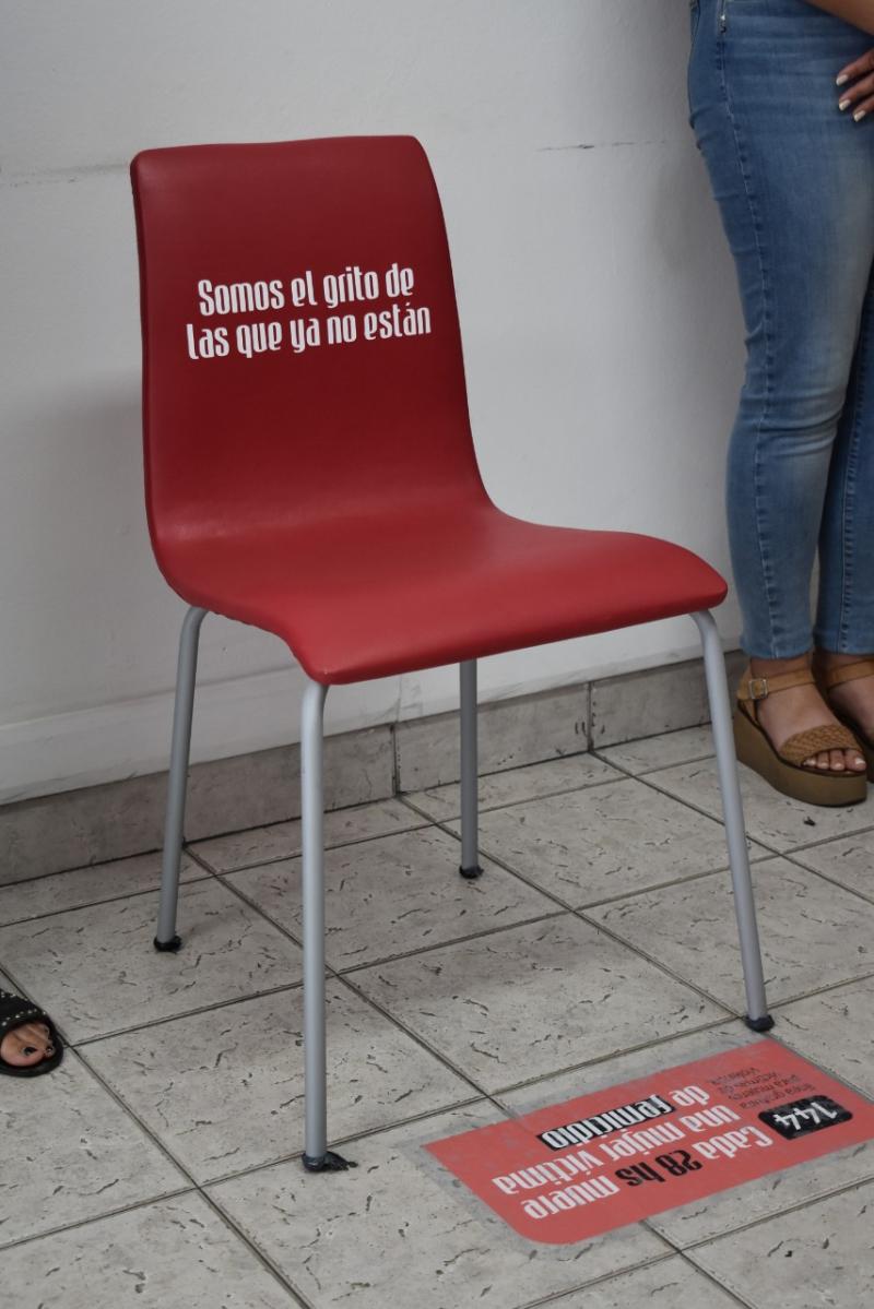 ABSA colocó sillas rojas en sucursales para visibilizar la problemática de la violencia de género