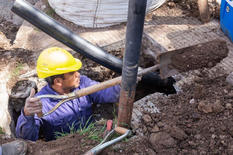 Tareas de reparación y recambio de redes de agua en Ensenada 
