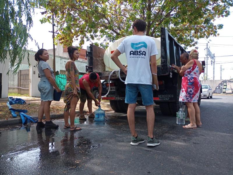 Plan de contingencia con distribución de agua para La Plata y Berisso
