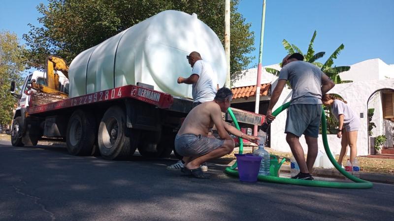 Continúa el Plan de contingencia con distribución de agua para La Plata y Berisso