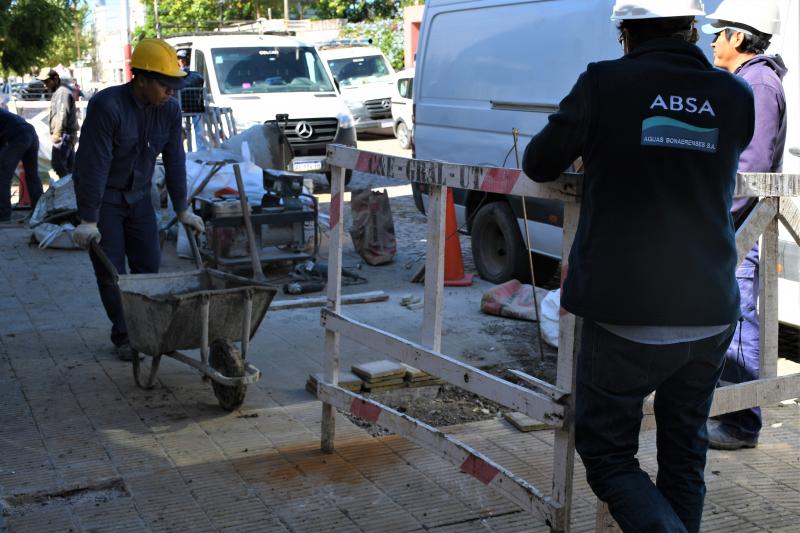 Tareas de reparación y mejoras sobre la red de agua en La Plata
