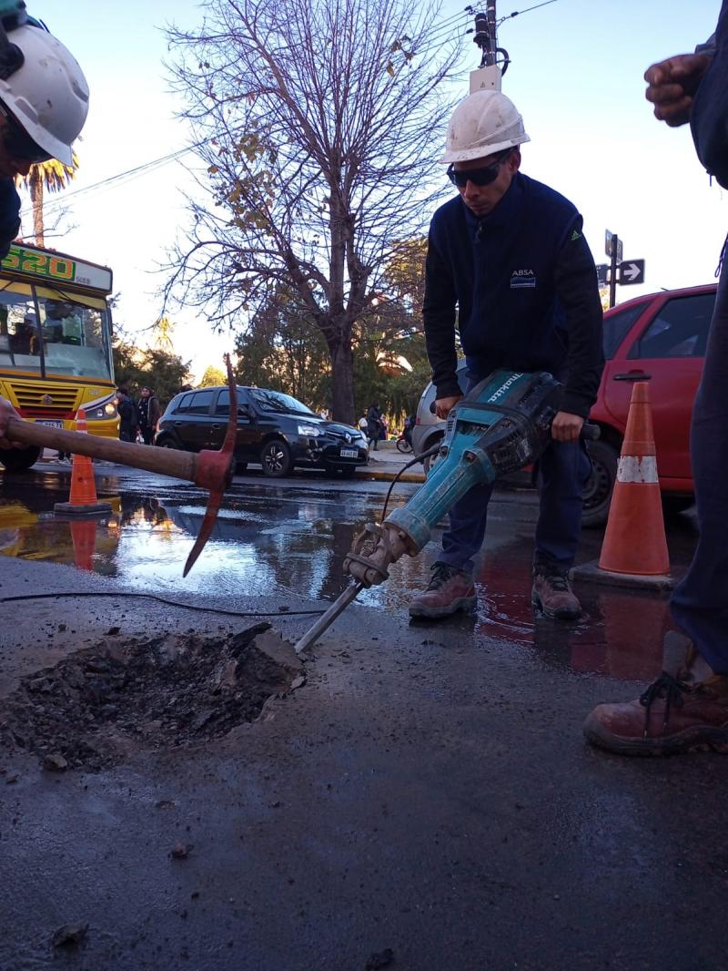 Trabajos de reparación sobre la red de agua en el centro de La Plata