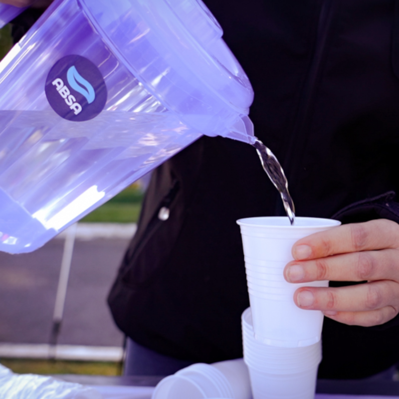 Brindamos agua en eventos con impacto positivo para nuestra comunidad, fomentando la hidratacin saludable y el uso responsable del agua.