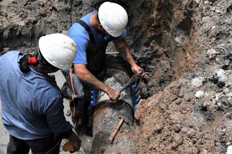 Tareas de mantenimiento sobre la red de agua en distintos puntos de la Región Capital