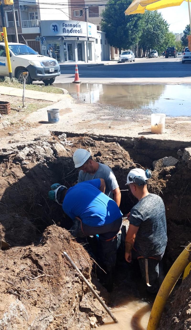 Bahía Blanca: avanzan los trabajos de reparación sobre un acueducto