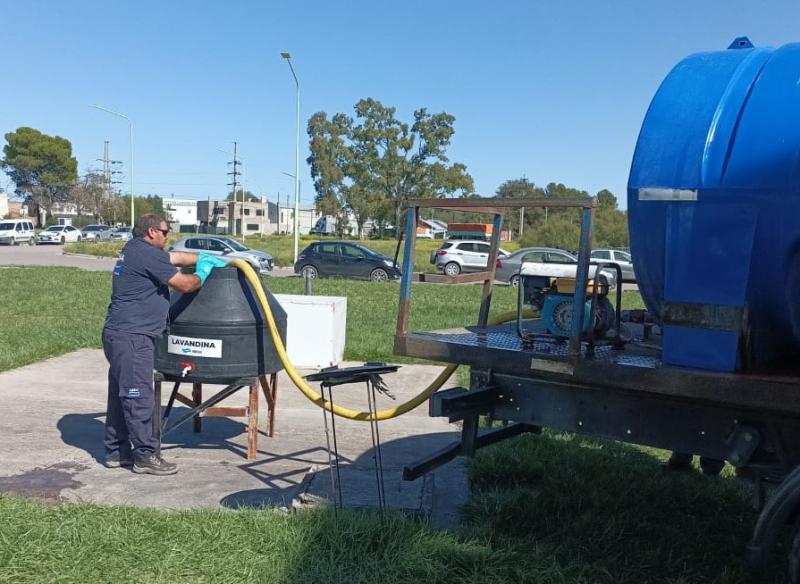 ABSA inició la entrega de 100.000 litros de lavandina a vecinos de Bahía Blanca