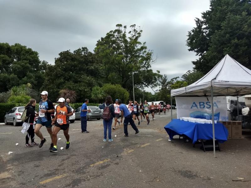 ABSA hidrató a los corredores en la maratón solidaria a total beneficio del Hospital de Niños de La Plata