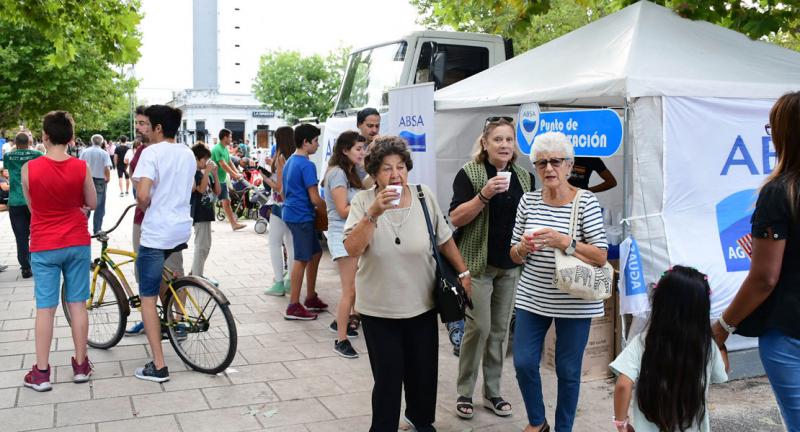 ABSA instaló un puesto de hidratación en el festejo del Año Nuevo Chino