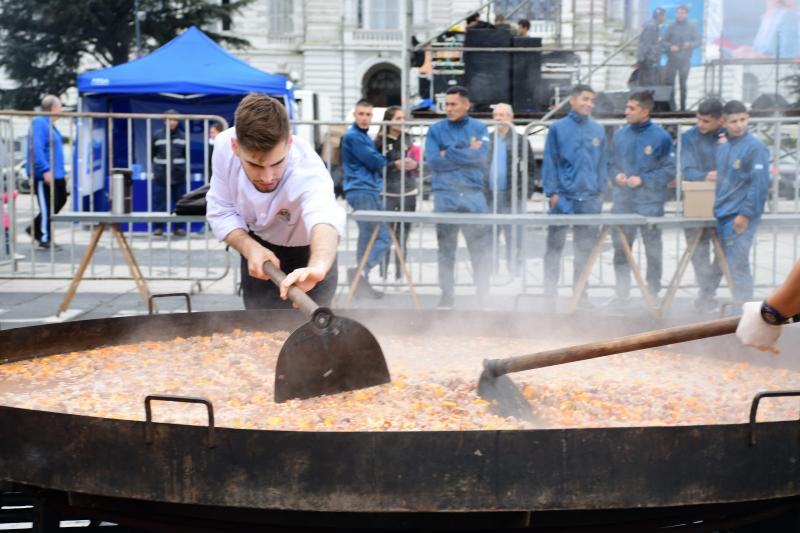 ABSA aportó agua potable para el “Locro Solidario”