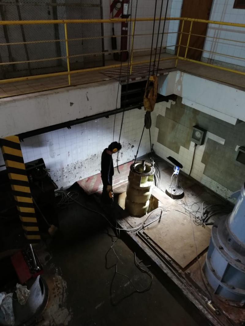 Tareas de mantenimiento sobre la red de agua en la ciudad de La Plata