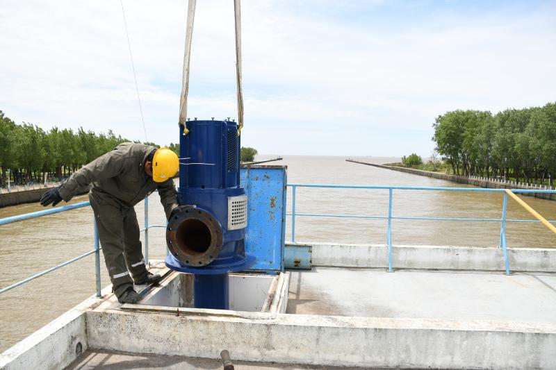 ABSA instaló dos nuevas bombas en la toma de agua de la Planta Potabilizadora