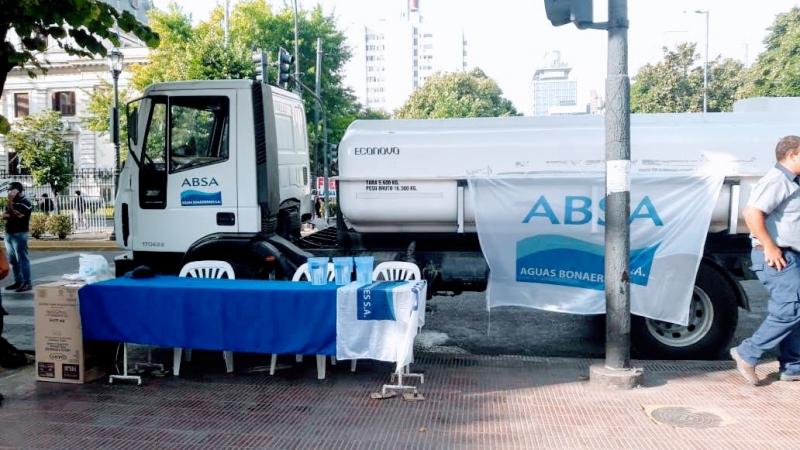 ABSA brindó agua en la Plaza San Martín
