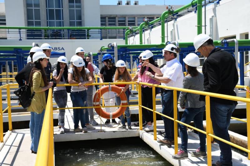 Alumnos de sexto año del Colegio San Cayetano visitaron la planta potabilizadora Donato Gerardi