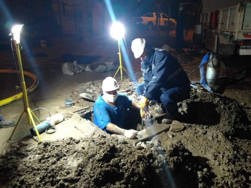 Gral. Cerri: Operarios de ABSA repararon una cañería tras una rotura imprevista 