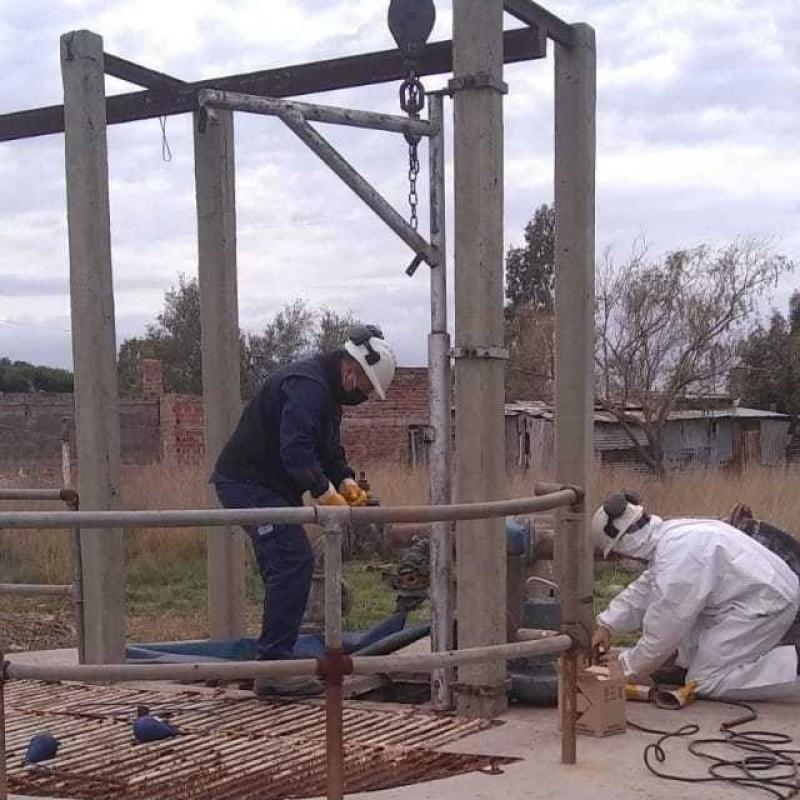 Recambio de bomba en el Barrio El Saladero de Bahía Blanca