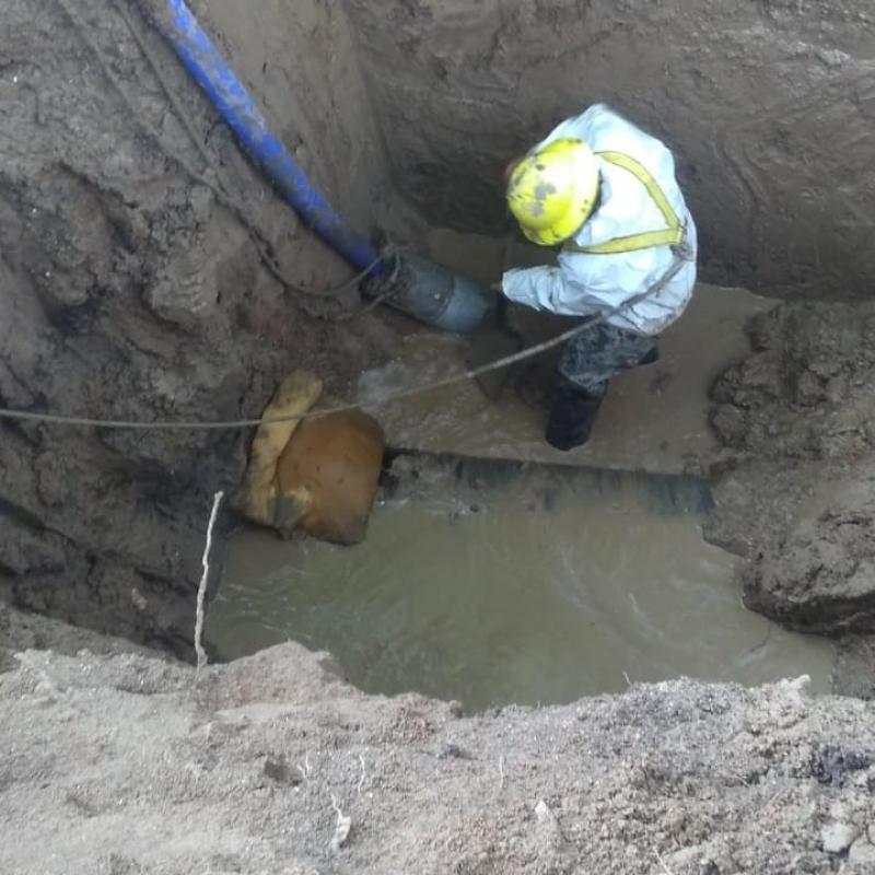 Tareas de mantenimiento sobre la red de agua en La Plata