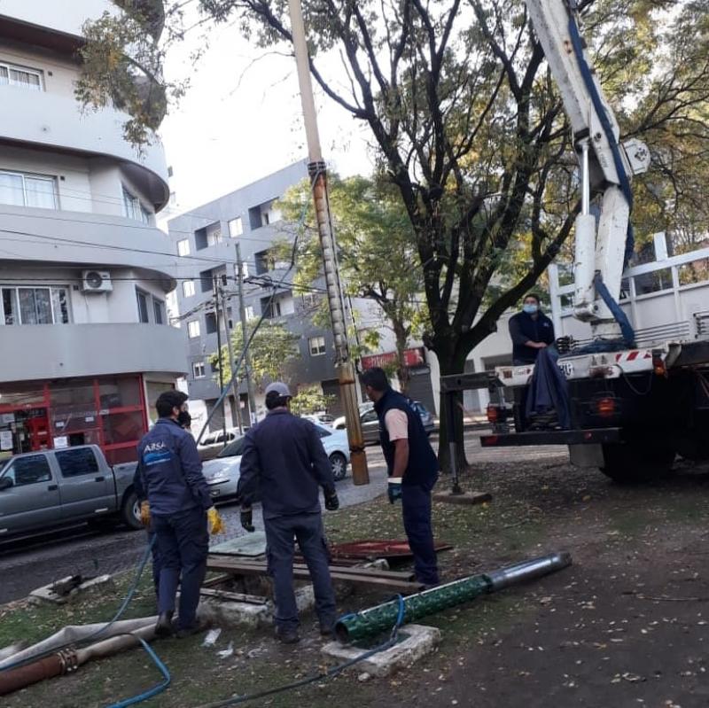 ABSA recambia un equipo de bombeo en La Plata
