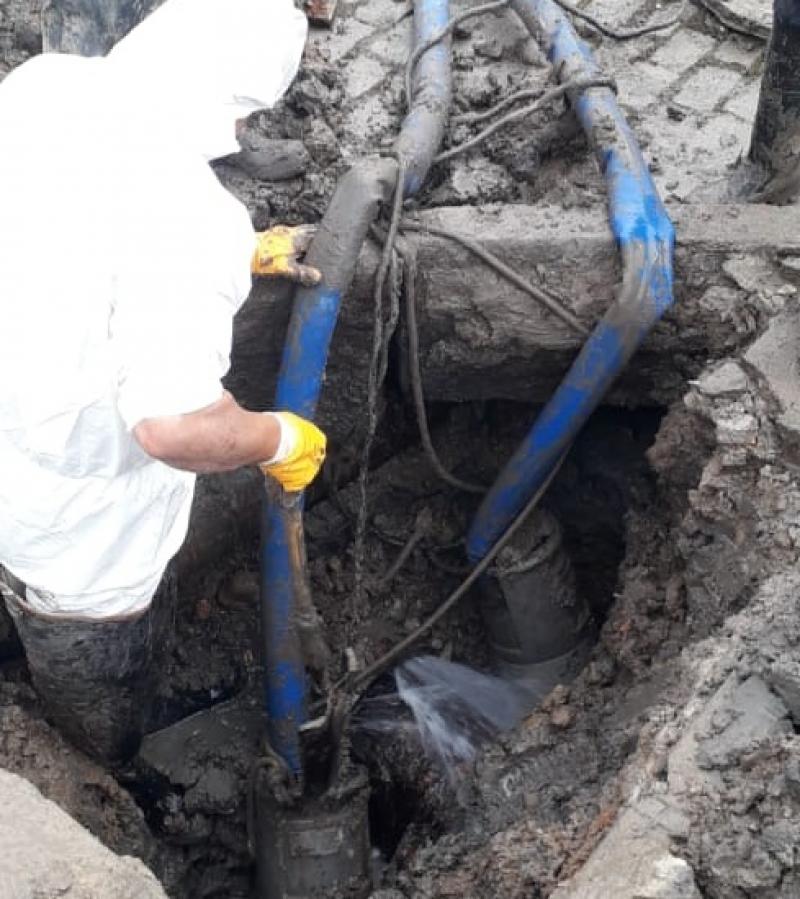 Tareas de reparación sobre la red de agua de Berisso