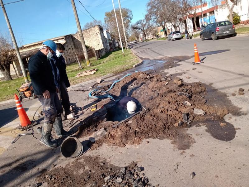 Trabajos en la red de agua de Las Flores
