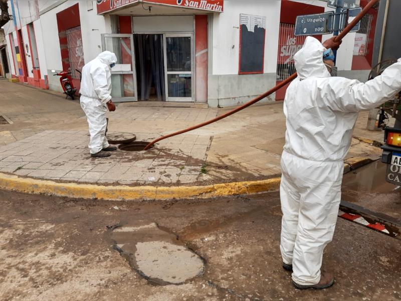 Trabajos de mantenimiento sobre la red cloacal en Los Toldos