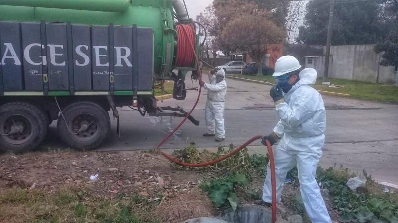Trabajos de mantenimiento sobre la red cloacal en Villa Ramallo y Ramallo