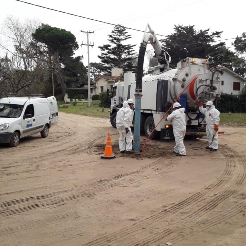 Tareas de mantenimiento sobre la red de cloacas en Villa Gesell