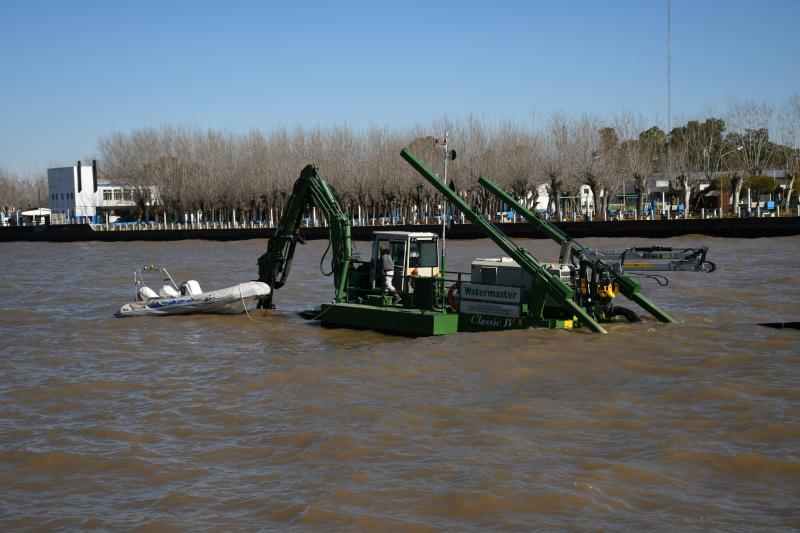 La Provincia comenzó el dragado en el canal de toma de agua de Punta Lara