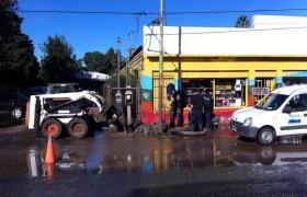 Operarios de ABSA repararon una importante rotura sobre el Camino Belgrano y 467