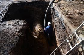 Reparación de un caño fundacional en La Plata