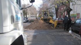 Operarios trabajaron en el centro en la reparación de un conducto cloacal