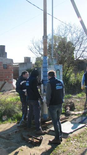 Los Hornos: se reemplazó una bomba de una perforación de 161 y 67