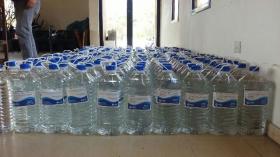 La Plata - ABSA entregó agua envasada a los vecinos de Gonnet y Villa Castells