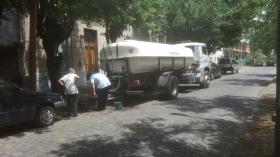 La Plata: ABSA abastece con cisternas a centros de salud y escuelas de zona norte
