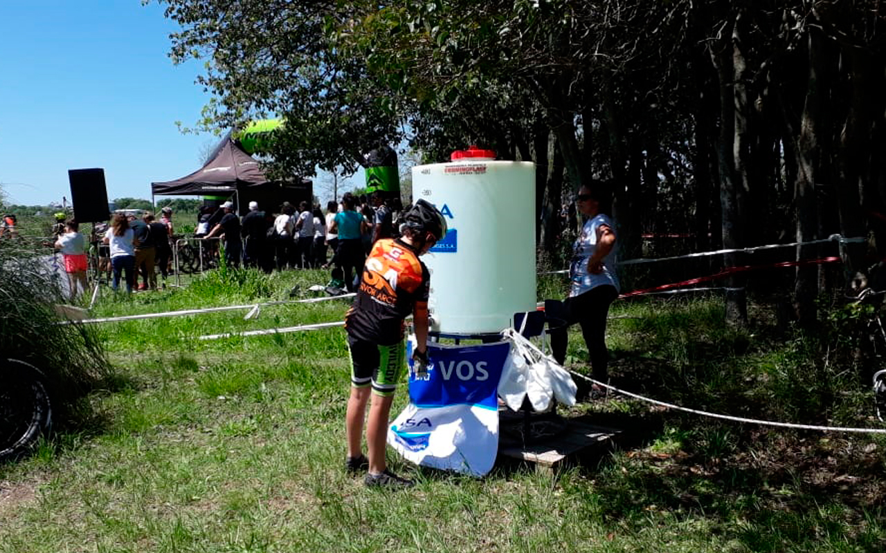 ABSA brindó agua en carrera de ciclismo rural de Chivilcoy