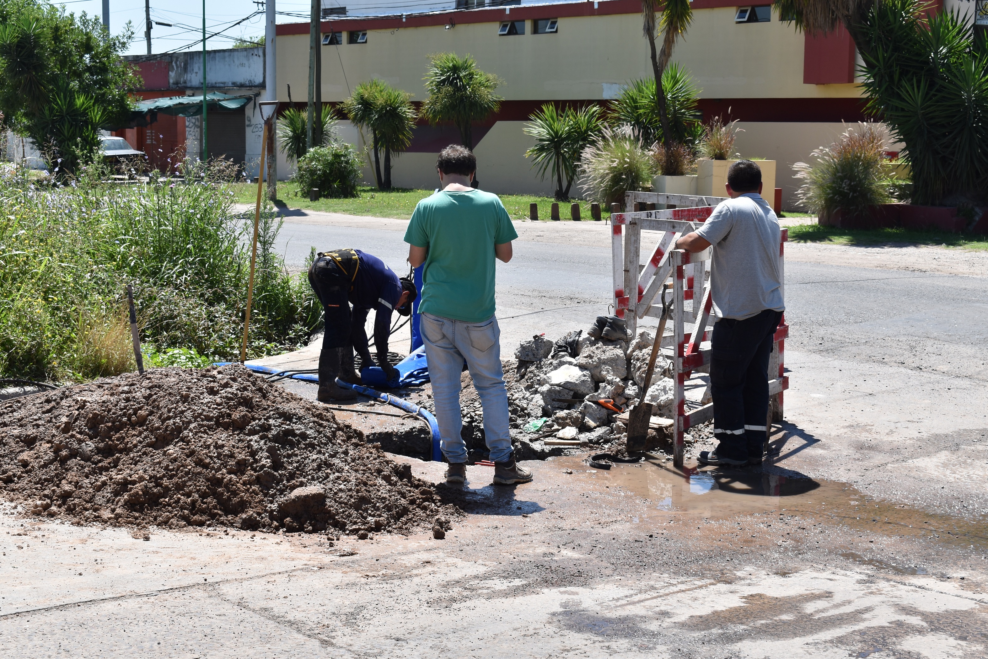 Tareas de mantenimiento en la red de agua del barrio San Carlos